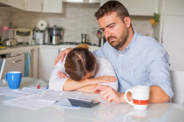 Муж Утешает Жену Семейных Финансовых Проблемах — стоковое фото