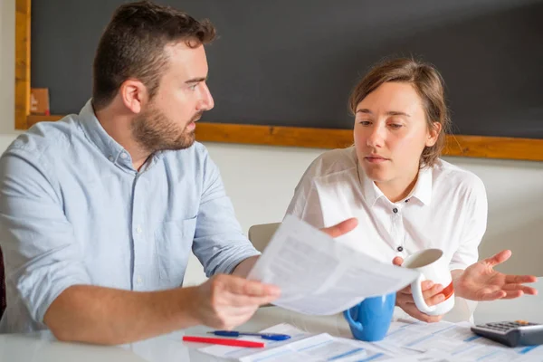 Couple Disputant Sur Les Factures Argent Maison Cuisine — Photo