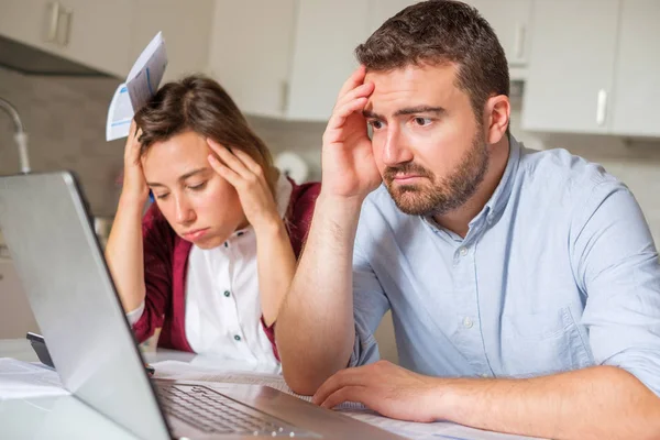 Gestresstes Paar Sitzt Hause Und Checkt Unbezahlte Rechnungen — Stockfoto