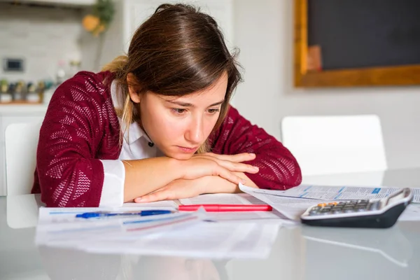 Treurige Vrouw Met Veel Schulden Gezinsinkomen Berekenen — Stockfoto