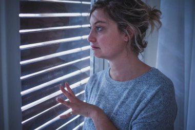 Depresyonda ve acı agorafobi duygu kadın