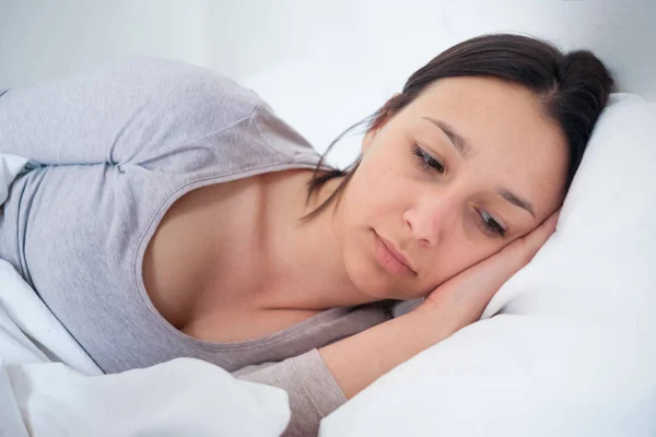 Retrato Mujer Deprimida Acostada Cama — Foto de Stock