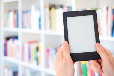 EBook bookshelf özgeçmişlerine holding eller. Kopya alanı dijital tablet ekranda