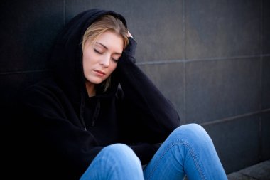 Yalnız ve üzgün kız portre siyah duvar