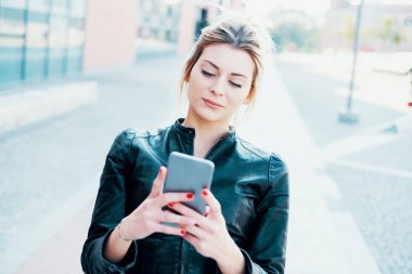 Genç kız manifatura ve şehirde akıllı telefon kullanma