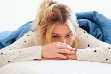 Bir yatak odası yatakta yatan yalnız hüzünlü kız