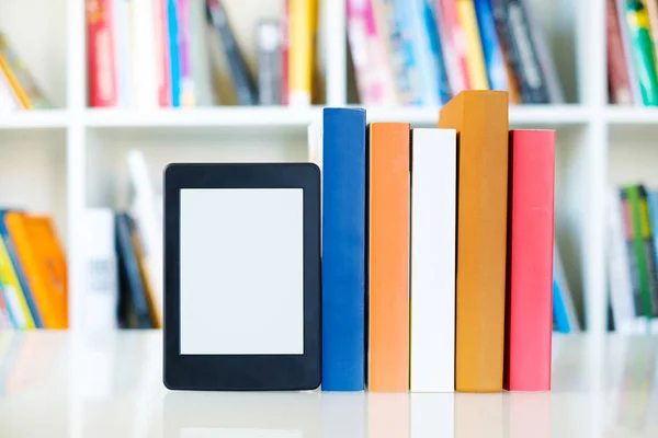 Ebook Reader Libri Cartacei Sfondo Libreria Copia Spazio Sul Display — Foto Stock