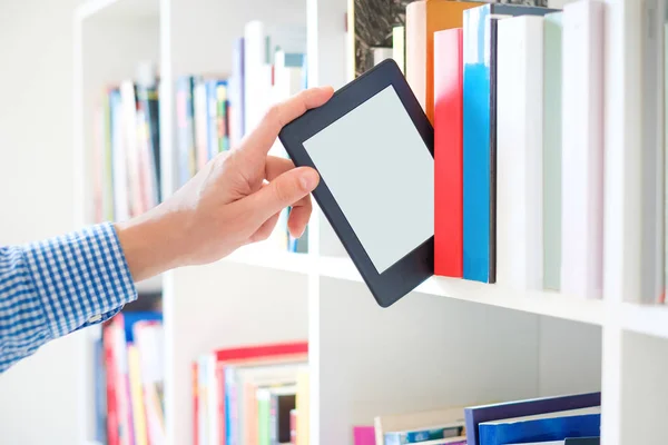 Hände Halten Ebook Auf Bücherregal Background Copy Raum Auf Digitalem — Stockfoto