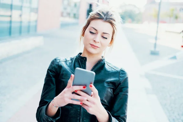 Menina Jovem Mensagens Texto Usando Telefone Inteligente Cidade — Fotografia de Stock