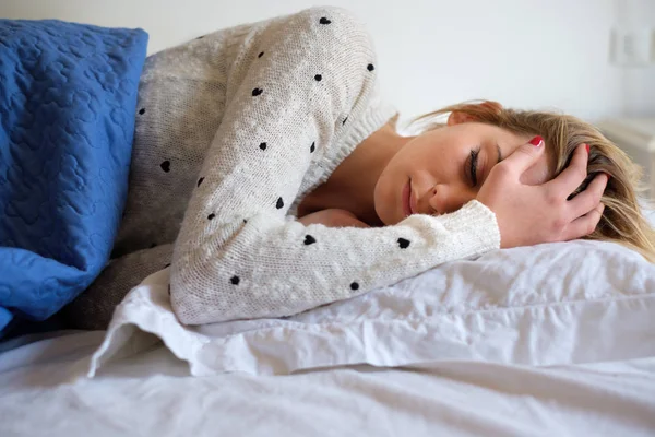 Gadis Merasa Buruk Dan Mencoba Untuk Tidur — Stok Foto