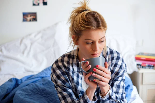 Pretty Young Girl Drinking Tea Sitting Her Bed Home — Stock Photo, Image