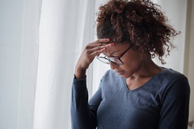 Yalnız siyah kadının yanına bir şey hakkında pencere düşünme