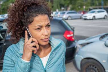 Kötü araba yığmak sonra ambulans ilkyardım arıyor