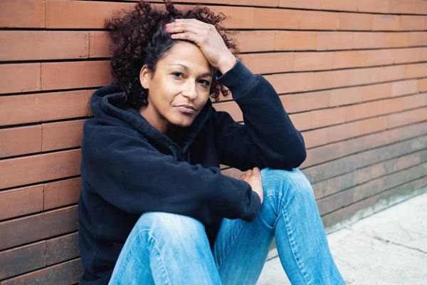 Afro American Woman Portrait Sitting Wall — Stock Photo, Image