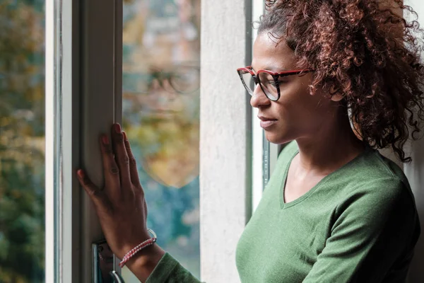 Eenzame Zwarte Vrouw Buurt Van Venster Denken Iets — Stockfoto