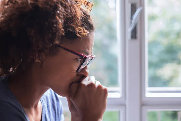 Mujer Negra Solitaria Cerca Ventana Pensando Algo — Foto de Stock