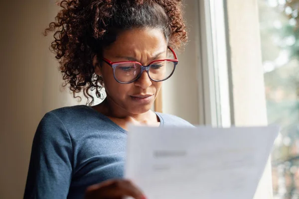 Retrato Mujer Negra Preocupada Pie Junto Ventana —  Fotos de Stock