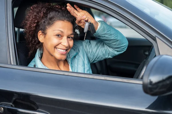 Coche Negro Conductor Mujer Sonriendo Mostrando Nuevas Llaves Del Coche — Foto de Stock