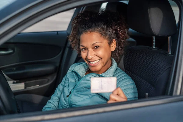 Zwarte Auto Bestuurder Vrouw Lachend Rijbewijs Tonen — Stockfoto