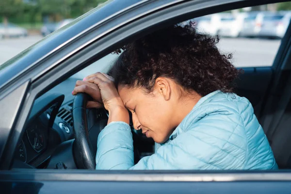Sinir bozucu kadın trafik sıkışıklığı içinde sıkışmış