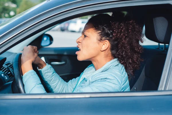 Agresywna Kobieta Prowadząca Samochód Krzyczy Kogoś — Zdjęcie stockowe