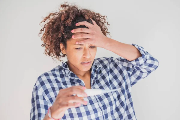 Mujer Triste Viendo Temperatura Del Termómetro Sintiéndose Mal —  Fotos de Stock