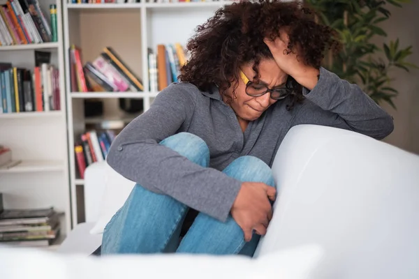 Nero Donna Cercando Ottenere Oltre Relazione Rottura — Foto Stock