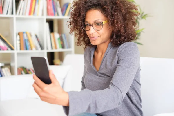 Mulher Negra Adulta Feliz Usando Telefone Casa Sala Estar — Fotografia de Stock