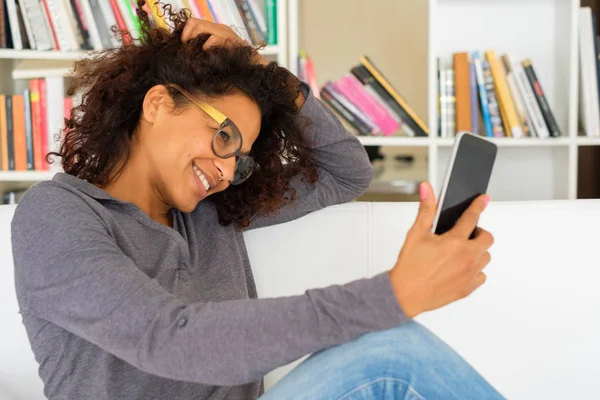 Redes Sociais Jovem Mulher Negra Mensagens Smartphone Casa — Fotografia de Stock