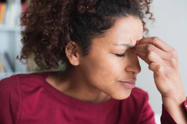 Young Black Woman Suffering Strong Headache — Stock Photo, Image