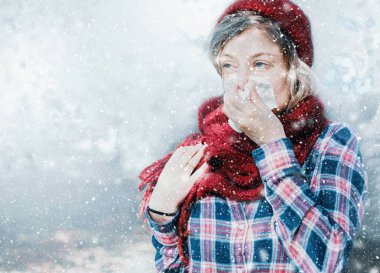 Kış karlı gün duygu hasta sırasında burun üfleme kadın