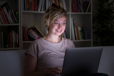 Kadın defter mavi ışık görüntü geceleri tarafından aydınlatılmış