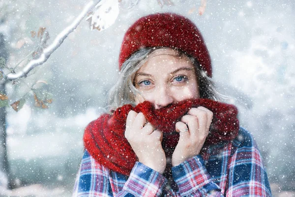 Jonge Vrouw Die Het Dragen Van Wollen Pet Sjaal Buiten — Stockfoto