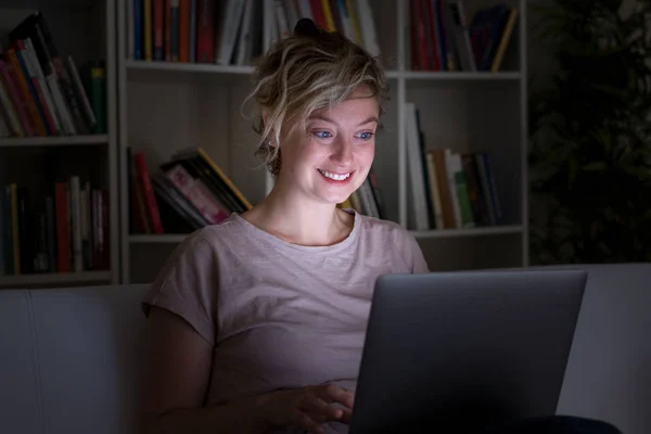 Жінка Освітлена Ноутбуком Синій Світловий Дисплей Вночі — стокове фото