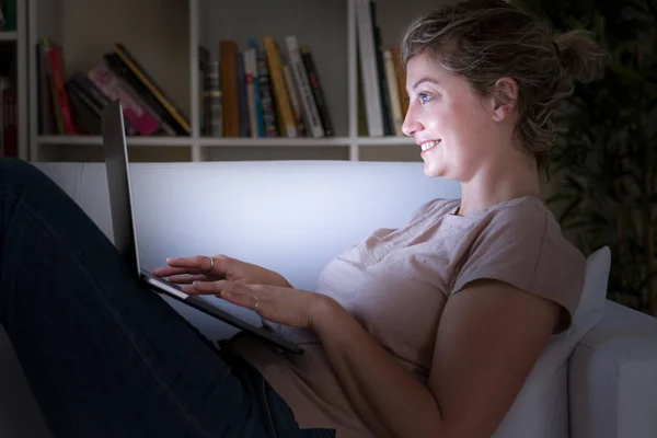 Jonge Vrouw Kijken Naar Film Computer Laat Avond — Stockfoto