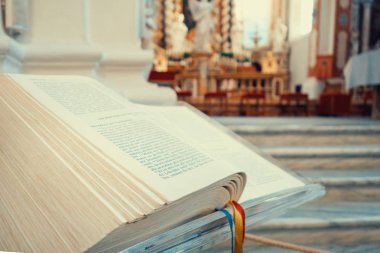 Kilisenin sunak yanındaki açılan İncil