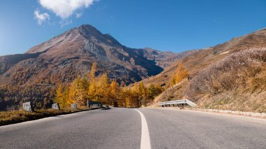 Alp Dağları ve yol sonbahar renkleri peyzaj