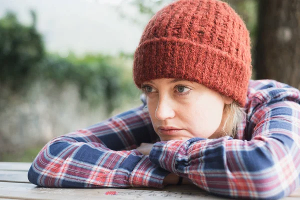 Mujer Está Cansada Triste Aire Libre —  Fotos de Stock