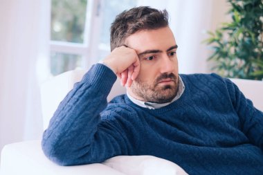 Adam duygu olumsuz duygular evde üzgün