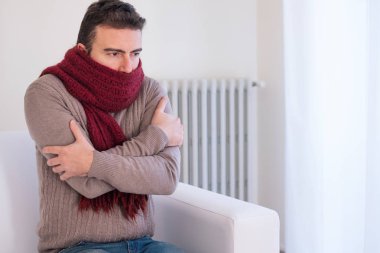 Adam buz gibi ve evde kış soğuk nedeniyle titreme
