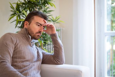 Endişeli adam evde negatif duygu