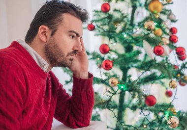 Üzgün adam Noel gün boyunca kötü hissediyor