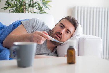 Termometre kontrol ateş acı hastalıklı bir adam portresi