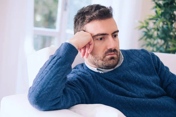 Homem Perturbado Sentindo Emoções Negativas Casa — Fotografia de Stock