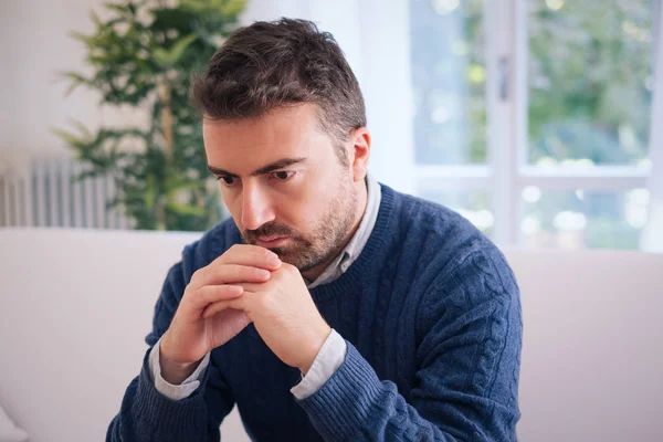 Evde yalnız adam üzgün ve depresyonda portresi