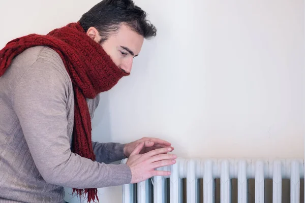 Hombre Sintiéndose Muy Frío Casa Con Ropa Abrigo —  Fotos de Stock