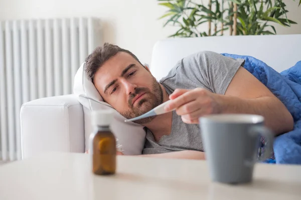 Hombre Enfermo Comprobando Temperatura Sintiéndose Mal Casa —  Fotos de Stock