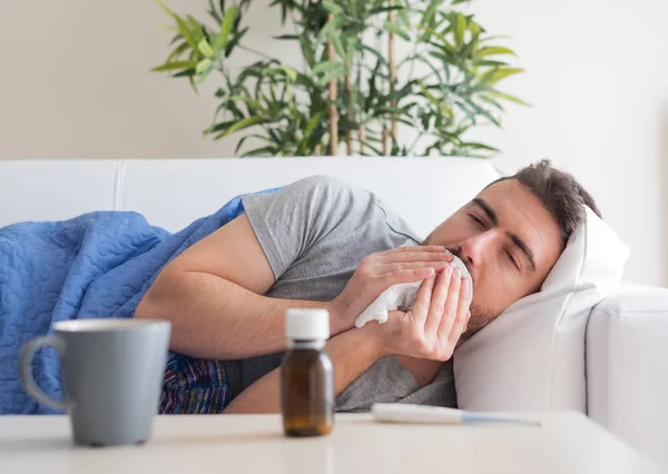 Hombre Enfermo Sonándose Nariz Sintiéndose Mal Casa — Foto de Stock