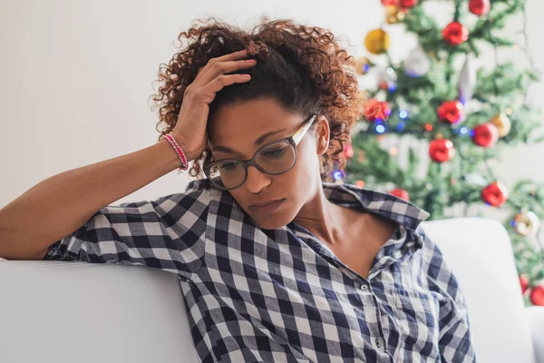 Mulher Negra Pensativa Solitária Durante Dias Celebração Natal — Fotografia de Stock