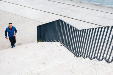 Etkin adam modern şehir merdivenlerde eğitim